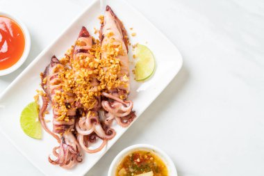 Sarımsaklı kızarmış kalamar - deniz ürünleri tarzı.