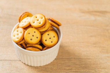 Hindistan cevizli bisküvi ve ananas reçeli.