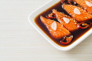 Salamura edilmiş somon balığı ya da Kore usulü soya sosu.