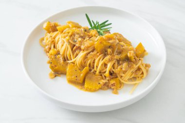 kabaklı spagetti makarna alfredo sosu - vegan ve vejetaryen yemek tarzı