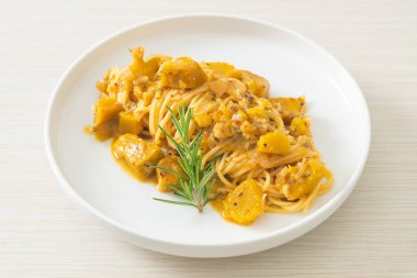 kabaklı spagetti makarna alfredo sosu - vegan ve vejetaryen yemek tarzı