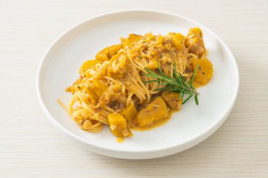 kabaklı spagetti makarna alfredo sosu - vegan ve vejetaryen yemek tarzı
