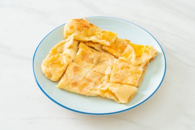 Yumurtalı kızarmış roti ve yoğunlaştırılmış süt.
