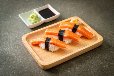 Ahşap tabakta yengeç çubuğu suşisi - Japon yemeği tarzı.