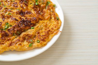 Uzun fasulyeli omlet ya da bezelye - ev yapımı yemek tarzı.