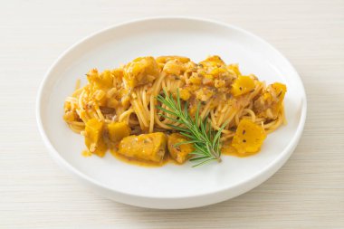 kabaklı spagetti makarna alfredo sosu - vegan ve vejetaryen yemek tarzı