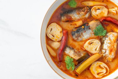 Tom Yum baharatlı çorbada uskumru konservesi - Asya usulü
