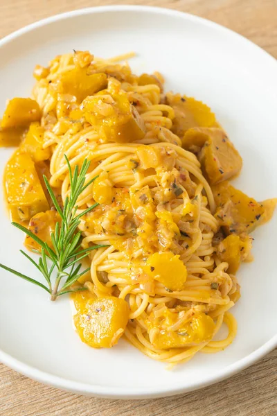 kabaklı spagetti makarna alfredo sosu - vegan ve vejetaryen yemek tarzı