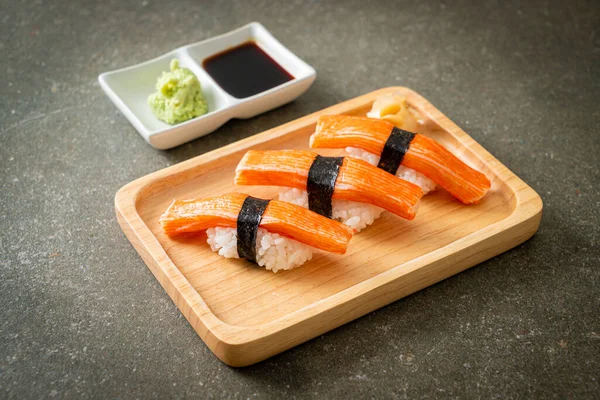 Ahşap tabakta yengeç çubuğu suşisi - Japon yemeği tarzı.