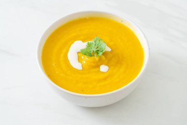 Beyaz kasede kabak çorbası - vejetaryen ve vejetaryen yemek tarzı