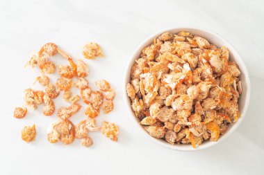 Kurutulmuş karides ya da kase içinde kurutulmuş tuzlanmış karides.