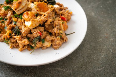 Ev yapımı kızarmış kıymalı domuz eti ve tuzlu yumurta.