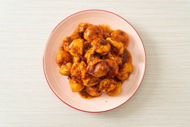 Baharatlı soslu kızarmış köfte - Tayland sokak yemeği tarzı