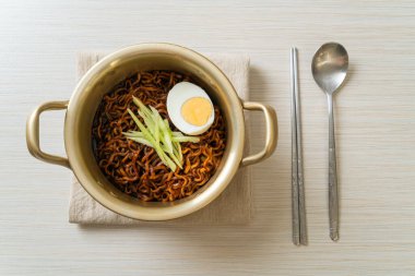 Kore fasulye soslu Anında Erişte salatalık ve haşlanmış yumurta (Jajangmyeon veya Jjajangmyeon) - Kore yemek tarzı
