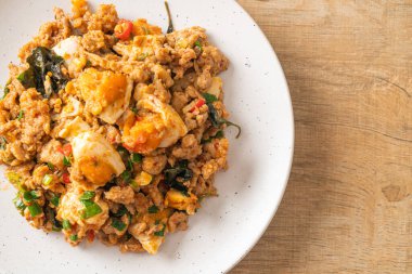 Ev yapımı kızarmış kıymalı domuz eti ve tuzlu yumurta.