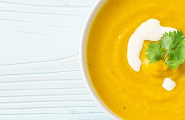 Beyaz kasede kabak çorbası - vejetaryen ve vejetaryen yemek tarzı