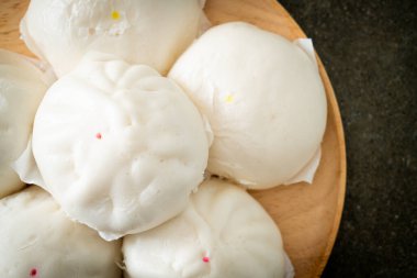 Tahta tabakta buğulanmış çörek Çin yemeği tarzı.