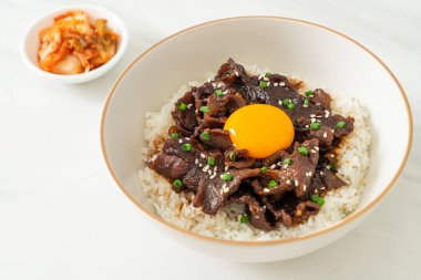 Soya aromalı pilav veya Japon Pork Donburi kasesi - Asya yemeği tarzı