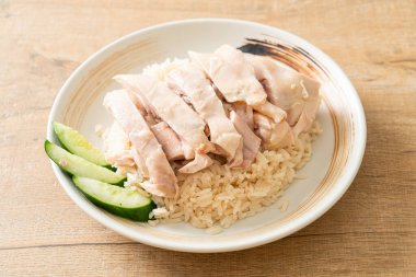 Tavuklu pilav ya da tavuk çorbası ile buğulanmış pirinç - Asya yemeği tarzı.