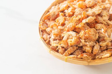 Kurutulmuş karides ya da kase içinde kurutulmuş tuzlanmış karides.