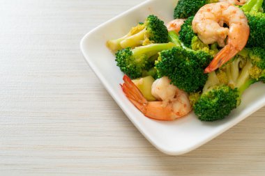 Karidesli kızarmış brokoli. Ev yapımı.