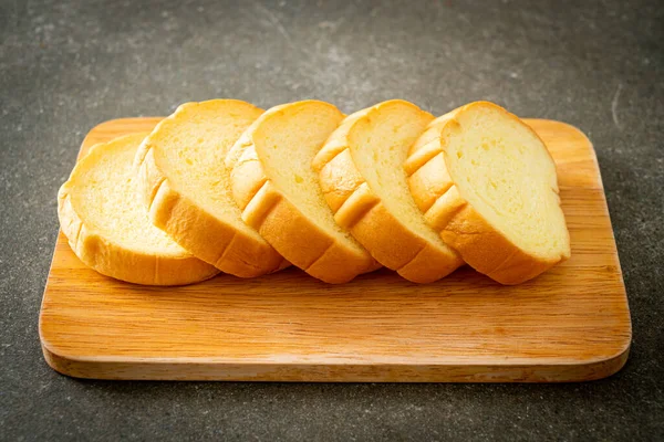板の上でスライスしたサツマイモパン — ストック写真