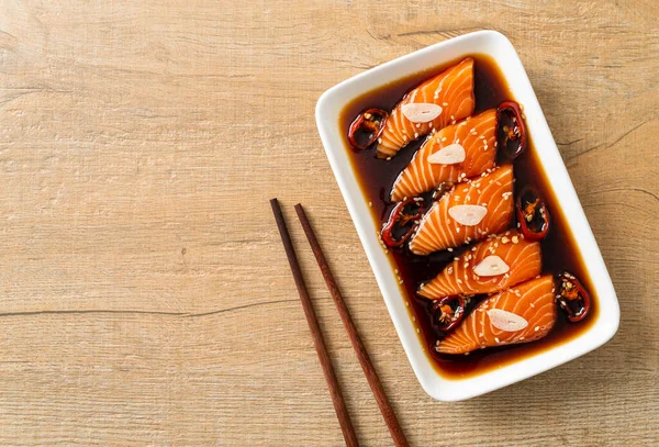 Salamura edilmiş somon balığı ya da Kore usulü soya sosu.