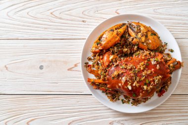 Baharatlı Tuz ve Biberli Kızarmış Yengeç - Deniz ürünleri tarzı