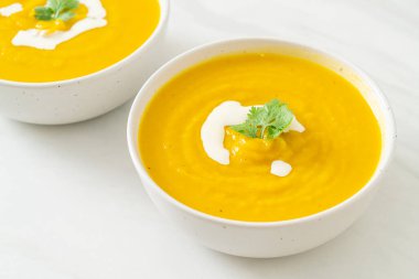 Beyaz kasede kabak çorbası - vejetaryen ve vejetaryen yemek tarzı