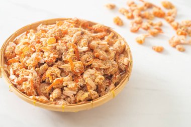 Kurutulmuş karides ya da kase içinde kurutulmuş tuzlanmış karides.