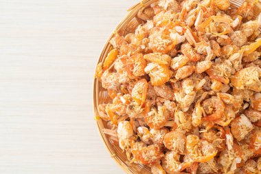 Kurutulmuş karides ya da kase içinde kurutulmuş tuzlanmış karides.