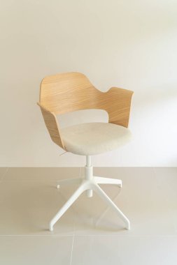 Gri kumaş koltuklu ahşap sandalye