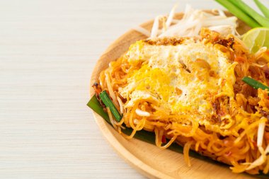 Pad Thai - Tayland usulü kızarmış erişte ve yumurta - Asya usulü