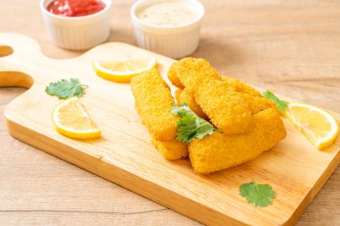 Kızarmış balık çubuğu ya da soslu patates kızartması.