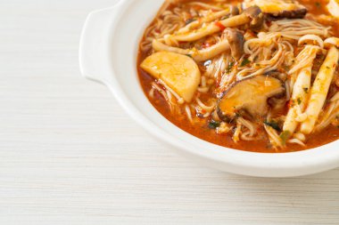 Tom Yum Çorbası ile karıştırılmış Baharatlı Mantar - Vejetaryen yemek tarzı