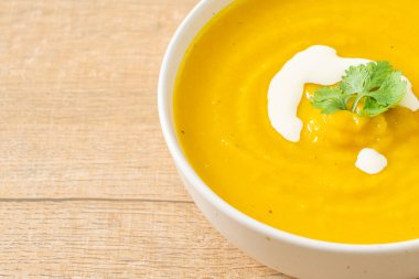 Beyaz kasede kabak çorbası - vejetaryen ve vejetaryen yemek tarzı
