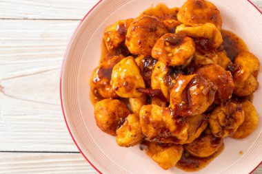 Baharatlı soslu kızarmış köfte - Tayland sokak yemeği tarzı