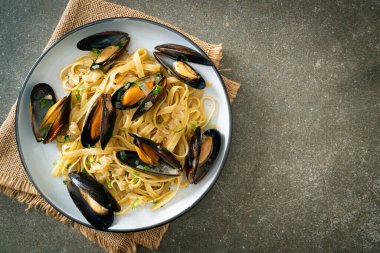 Linguine spagetti makarna vongole beyaz şarap sosu İtalyan deniz ürünleri makarna ve midye