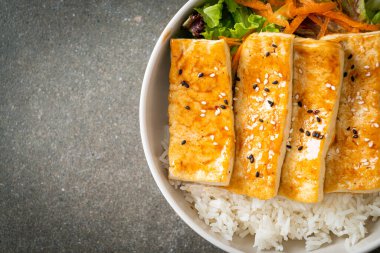Teriyaki tofu pirinç kasesi - vejetaryen ve vejetaryen yemek tarzı