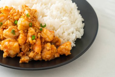 Sarımsaklı kızarmış karides ve pirinçli karides ezmesi.