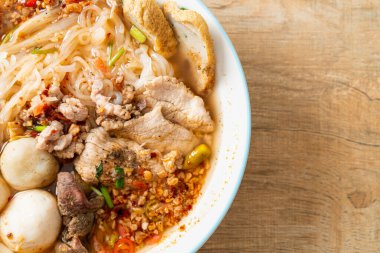 Baharatlı çorbada köfteli erişte mi yoksa Tom Asya usulü erişte mi?