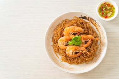 Güveçte veya fırında karides ve cam erişte veya vermicelli karides.