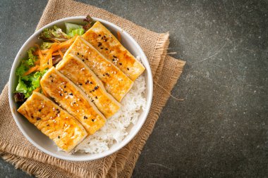Teriyaki tofu pirinç kasesi - vejetaryen ve vejetaryen yemek tarzı