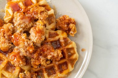 Waffle ve peynirli ev yapımı kızarmış tavuk