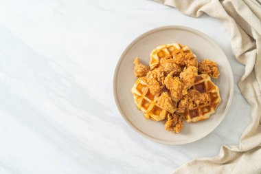 Ballı ve akçaağaç şuruplu ev yapımı kızarmış tavuk waffle 'ı.