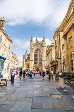 Bath, İngiltere - 30 Ağustos 2019: Turistle Bath Abbey. 7. yüzyılda kurulan bir Anglikan kilisesi ve eski bir Benedikt manastırı..
