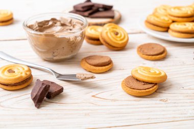 Çikolata kremalı sandviç kurabiyeleri.