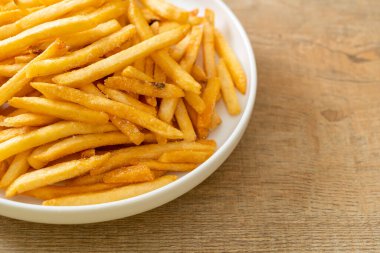 Patates kızartması ya da ekşi krema ve ketçaplı patates cipsi.
