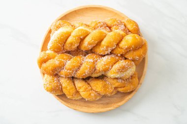 Tahta tabakta, sarmal şekilli şekerli çörek.