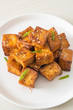 Beyaz susamlı kızarmış tofu ve teriyaki sosu. Vejetaryen ve vejetaryen yemek tarzı.